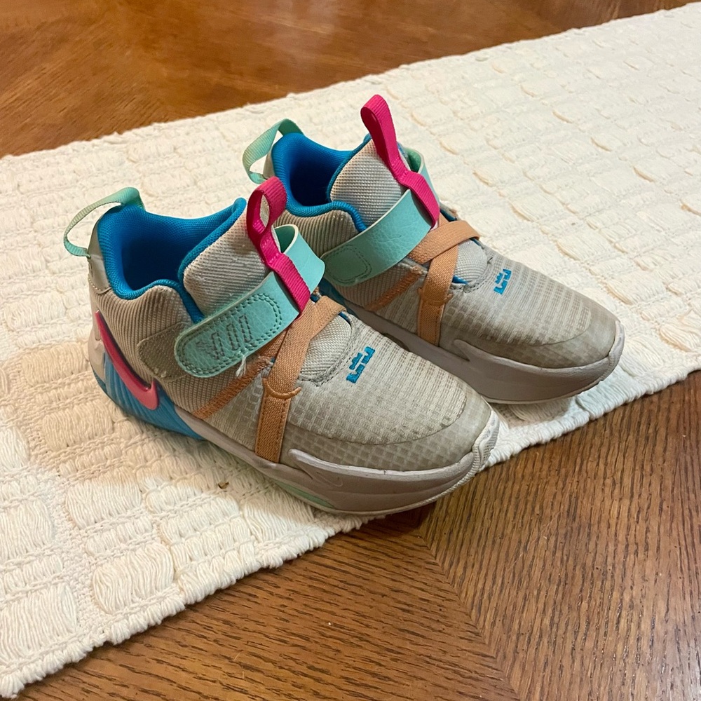 Nike Kids Sneakers in Beige and Blue with Pink Accents